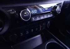 Hilux LOUNGE 2,4D-4DDouble Cab Aut. 4D - Image 6